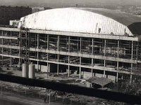 Koncertna dvorana Vatroslav Lisinski u izgradnji 1963. godine  Odluka o gradnji dvorane donesena je 1957. godine. Projekt je izradio arhitekt Marijan Haberle, a gradnja je počela 1961. i s prekidima trajala sve do 1973. Svečano je otvorena 29. prosinca 1973. godine.